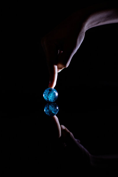 手指触摸大理石，模拟行星反射。图片下载