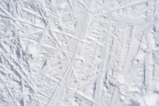 雪地上的滑雪轨迹，俯视图。图片下载