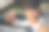 肖像特写的年轻白人司机男子穿着制服和帽子，微笑着从车的一侧窗口问候图片下载