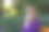 把白种金发女人在外面打电话的镜头移开。一个穿着紫色衬衫的40多岁的女人坐在公园的长椅上。人们使用手机，智能手机。侧视图。的焦点图片下载
