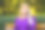 把镜头移开，一个漂亮的金发白种人在外面打电话。一个穿着紫色上衣的40多岁女人。成年人使用手机。的焦点图片下载