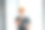 男工人或工程师戴着黄色安全帽站在室内，拿着记事本图片下载