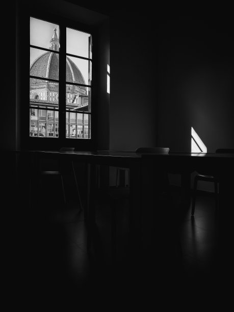 暗室里的空椅子图片下载