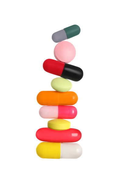 在白色背景上堆叠不同颜色的药丸图片下载