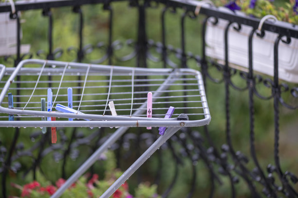 金属滚筒式干燥机带钳子，放置在新鲜空气中干燥。生态健康烘干衣服。图片下载