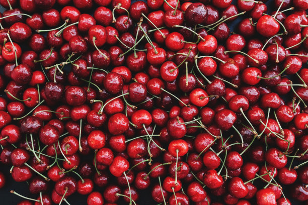 平坦的背景与一堆新鲜的红甜樱桃图片下载