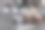 桌子上有带刷子的陶瓷杯子图片下载
