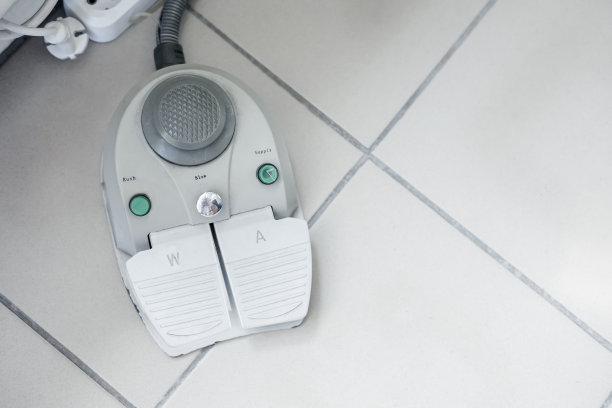 牙科诊所的近距离医疗设备。用于调节工作过程的牙科椅踏板。图片下载