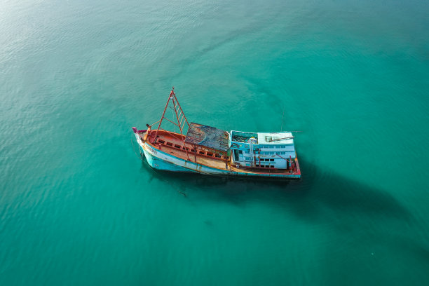 比玛荣桥，沉没和溺水的船只，在koh Chang, Trat，泰国图片下载