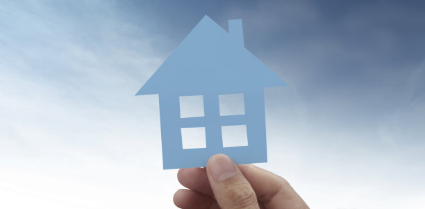 手握纸屋，家庭家居保险理念图片下载
