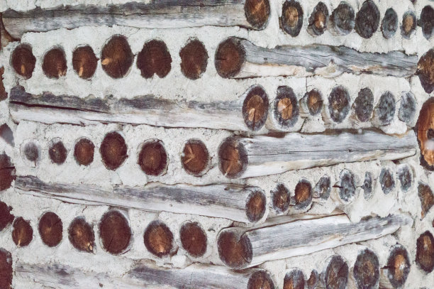 古色古香的木质木屋姜饼屋在雪中由木质制成图片下载