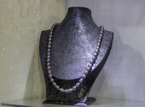 土耳其珠宝店货架上的项链和珠子图片下载