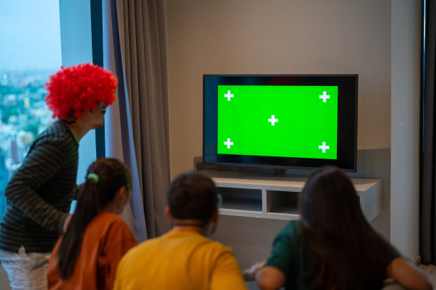 一群亚洲人朋友一起在电视上观看和欢呼比赛体育足球图片下载