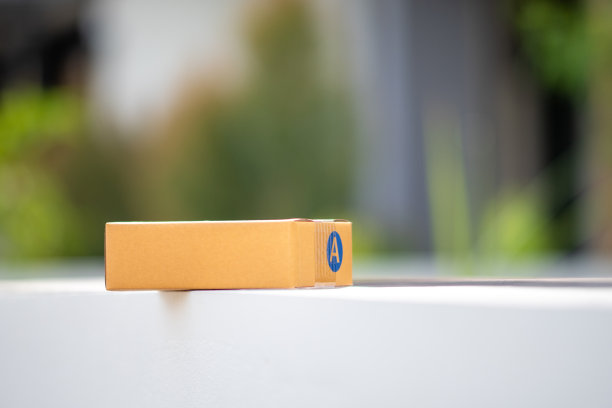 投递包裹的盒子放在家门口门口的栅栏垫上图片下载