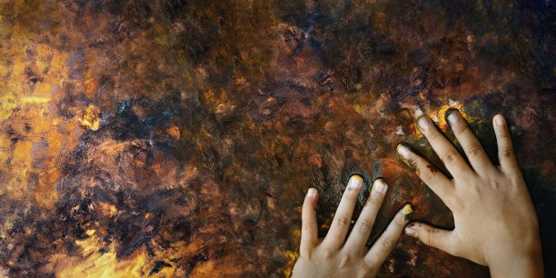 手的小亚洲男孩享受他的抽象画与彩色飞溅。图片下载