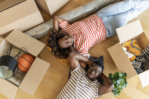 年轻夫妇搬家时休息一下图片下载