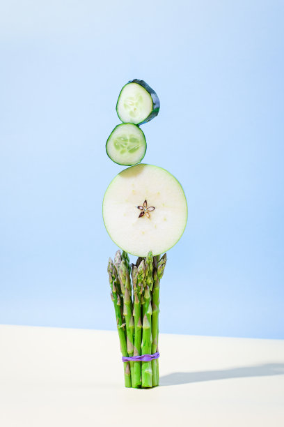 创造性的食物平衡，蔬菜平衡拍摄在蓝色的背景。图片下载