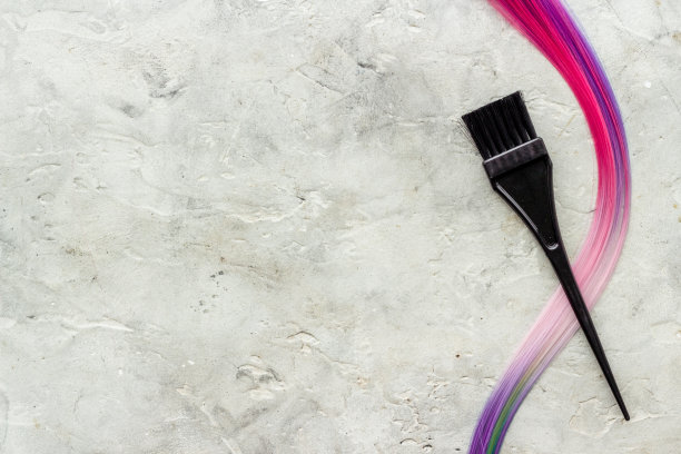 用刷子和发丝染发图片下载