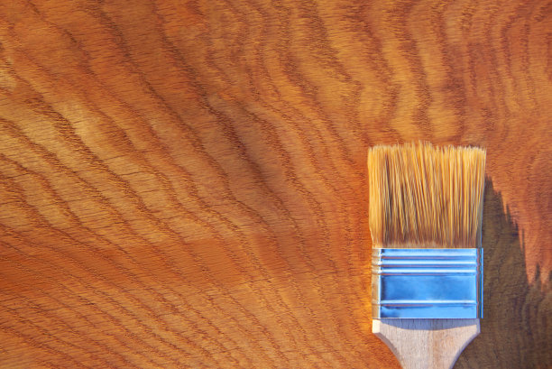 用清漆在橡木板上刷漆。图片下载