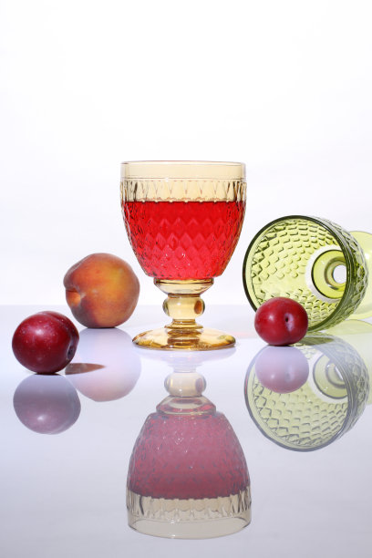 在明亮的背景下，一杯红酒和水果图片下载