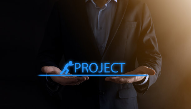 手里拿着一个概念的商人。人的剪影推动了“计划”这个词。企业经济的概念图片下载