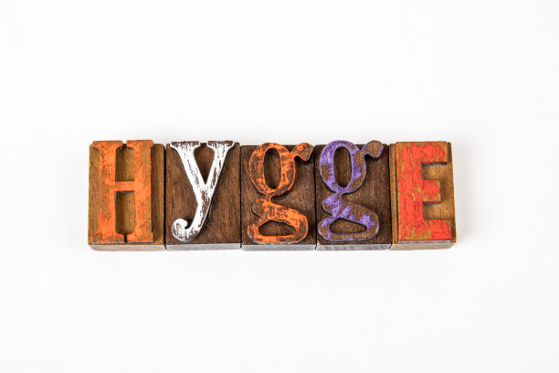 HYGGE，丹麦的生活方式概念。白色背景上的彩色木制字母图片下载