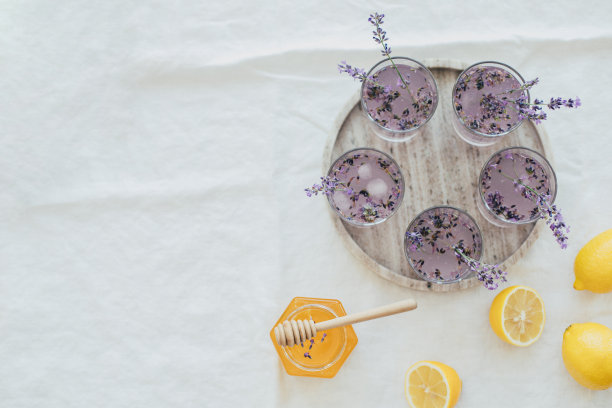 大理石托盘上放着新鲜的薰衣草柠檬水。图片下载