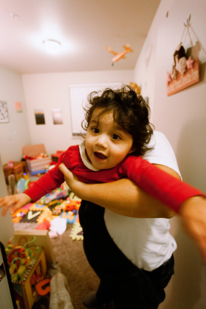 母亲和女儿在睡觉前玩图片下载