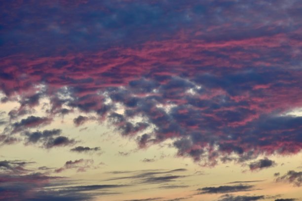 戏剧性的多云天空在晚上的独特照片图片下载