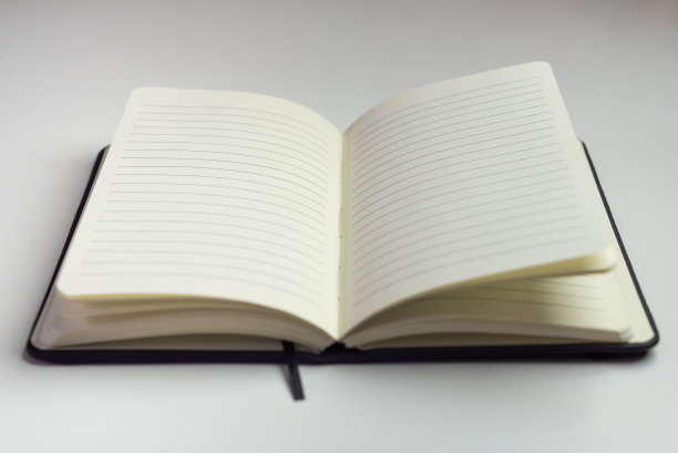 打开笔记本，上面有空白的白纸和横线图片下载