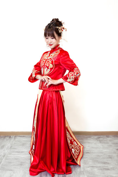 穿着中式婚纱的新娘图片下载