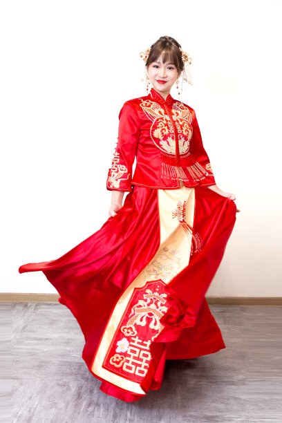 穿着中式婚纱的新娘图片下载