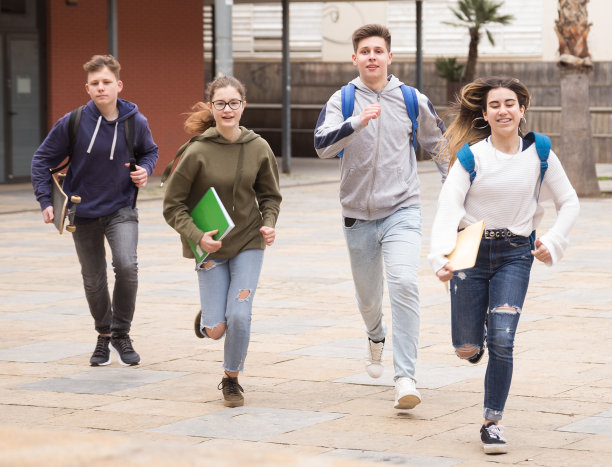 十几岁的孩子在跑步图片下载