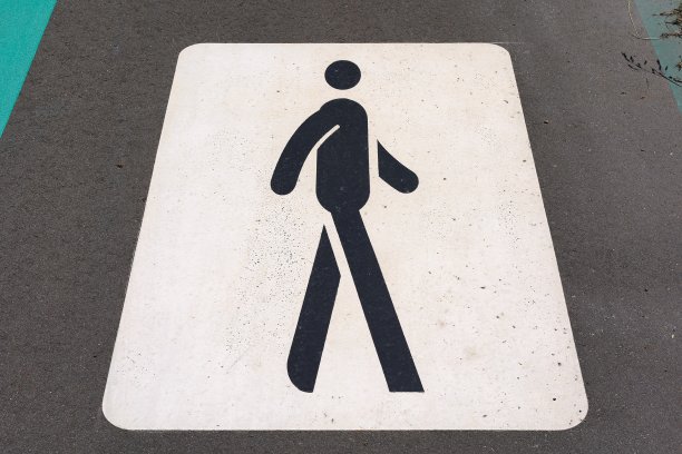 行人路显示器写在马路上图片下载