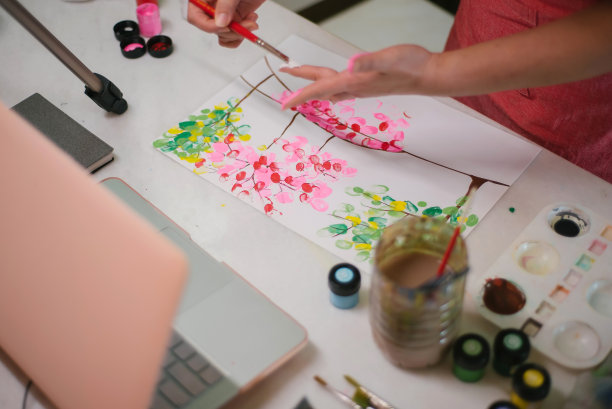 亚裔华裔女教师在家教授在线艺术课程图片下载