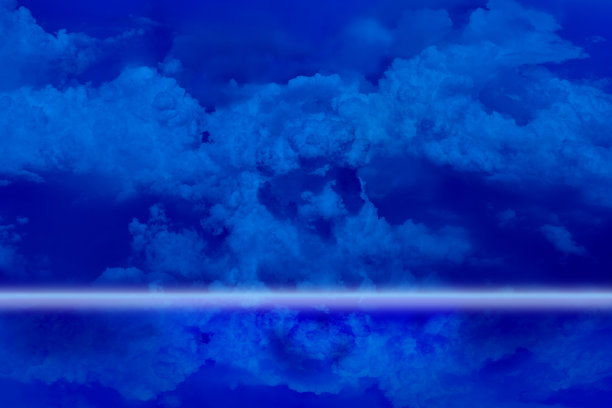 天上的云在夜里又倒映在水中图片下载