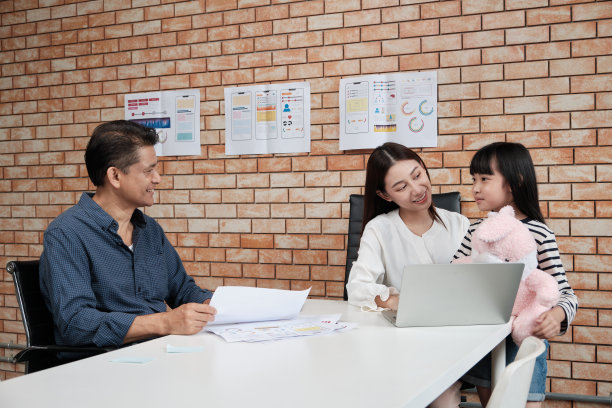 与女经理和她女儿的商务会议。图片下载