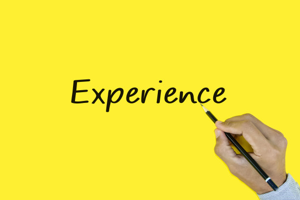 黄色背景上男性手写“经验”。图片下载