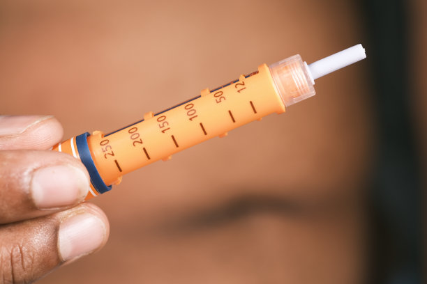 年轻人用手把胰岛素笔收了起来图片下载