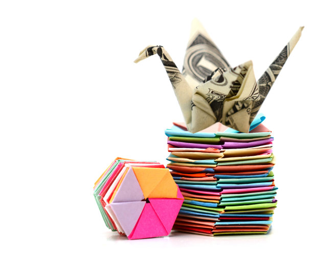 折纸堆叠模块化块与起重机在白色图片下载