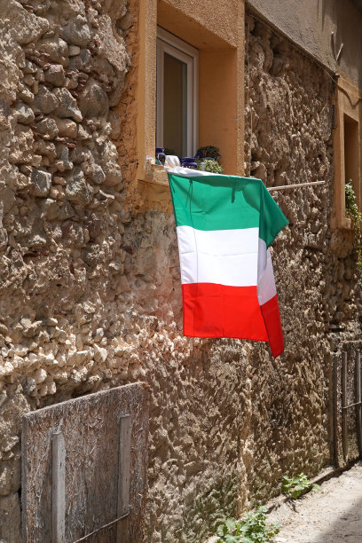 窗台上挂着意大利国旗图片下载
