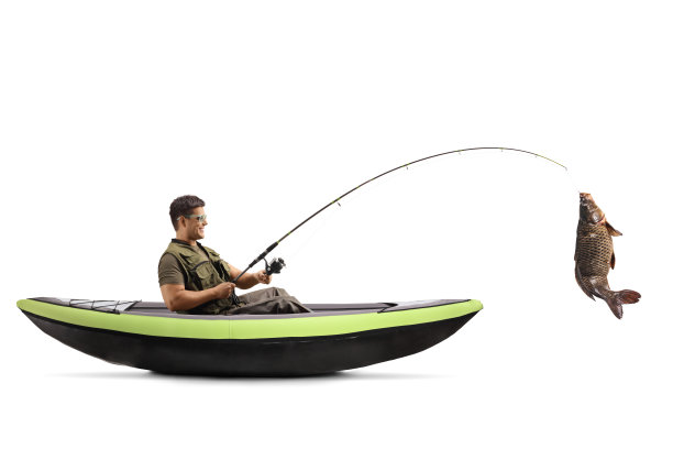 一个男人从独木舟上抓鲤鱼图片下载