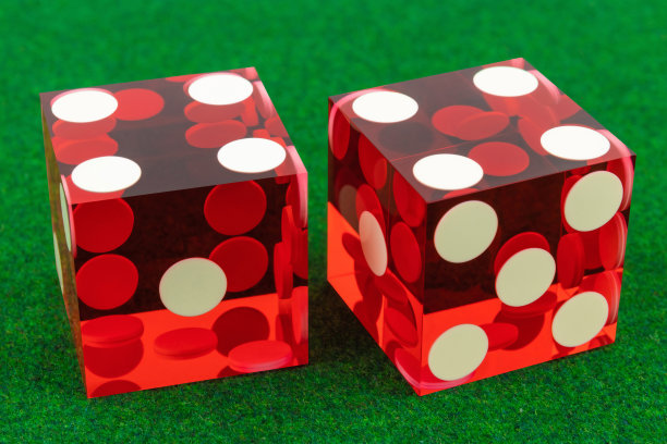 两块红色的骰子在一块绿色的绒布上。结果是四加四。游戏中分数的概念。图片下载