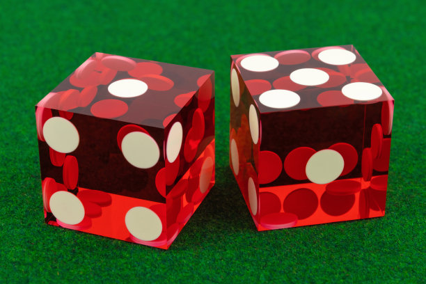 两个红骰子在一块绿布上。结果是1和5。游戏中的分数概念。图片下载