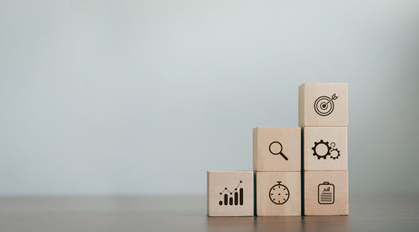 桌子上堆放着一堆关于商业战略和行动计划的图标。商业发展概念复制空间图片下载