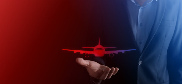 一个空的工件。一名商人在黑色背景下穿着西装，用双手做着保护的手势。一种关怀和恩惠的姿态。图片下载