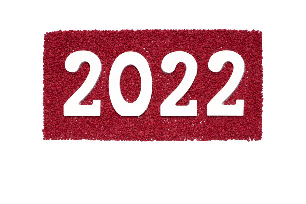 木质号码2022在一个小的红色石头上，在一个白色的背景。新年和圣诞节庆祝概念图片下载