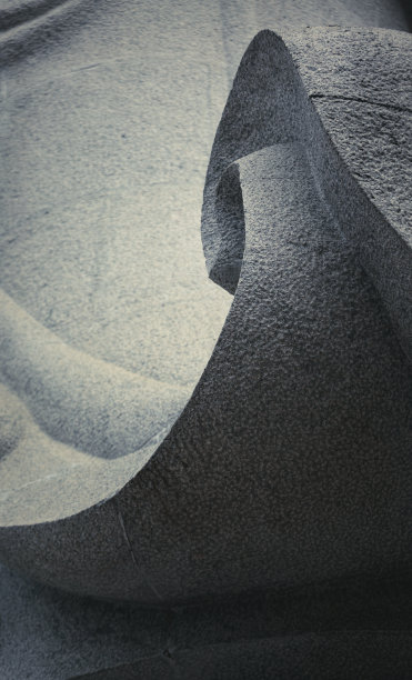 传统花岗石曲线雕塑。以单色为背景的东方风格图片下载