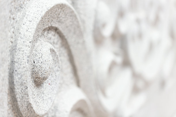 传统花岗石曲线雕塑。以单色为背景的东方风格图片下载