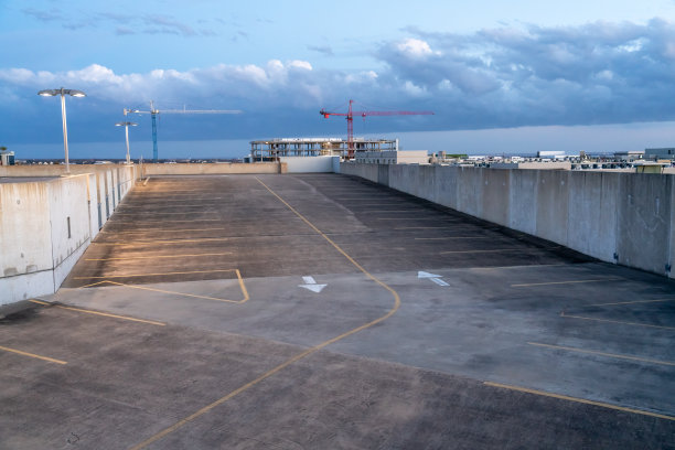 屋顶顶部停车场和坡道与建筑在建设中的背景图片下载